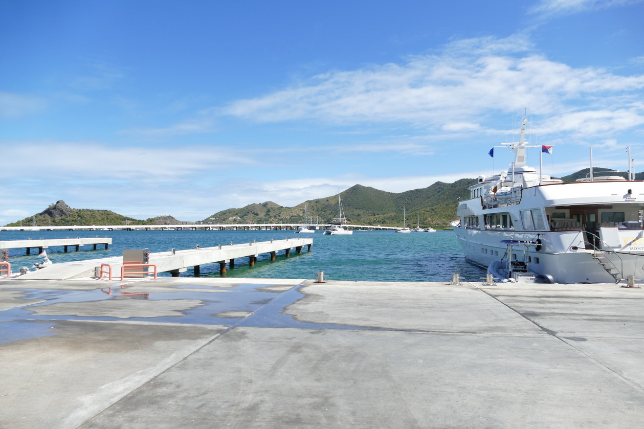 20. Sint Maarten, le pont autoroutier qui traverse le lagon