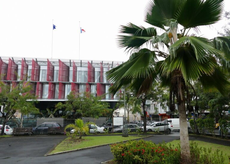 21. Fort-de-France ; le bâtiment moderne de la Cour d'appel