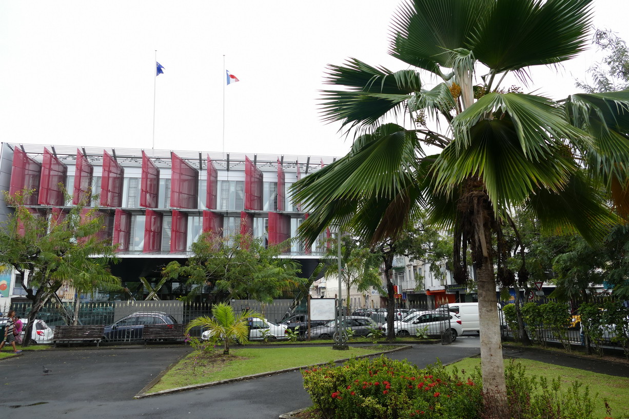 21. Fort-de-France ; le bâtiment moderne de la Cour d'appel