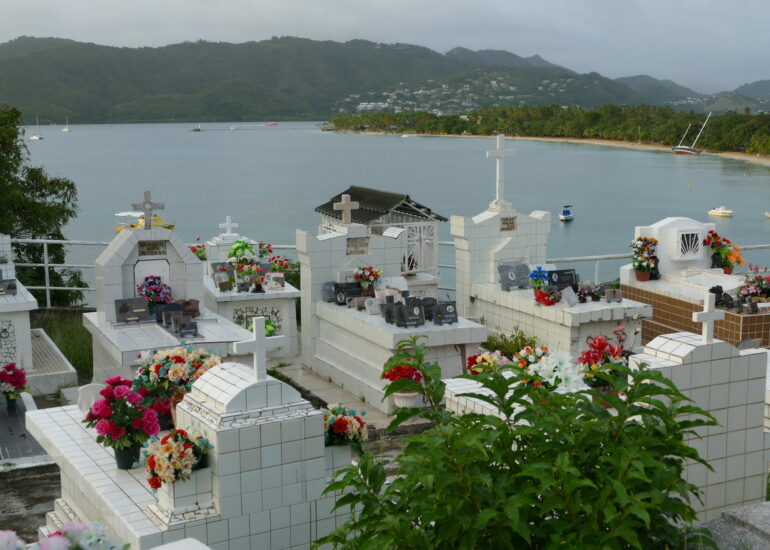21. La Martinique, Ste Anne, cimetière en bord de mer pour distraire les pensionnaires