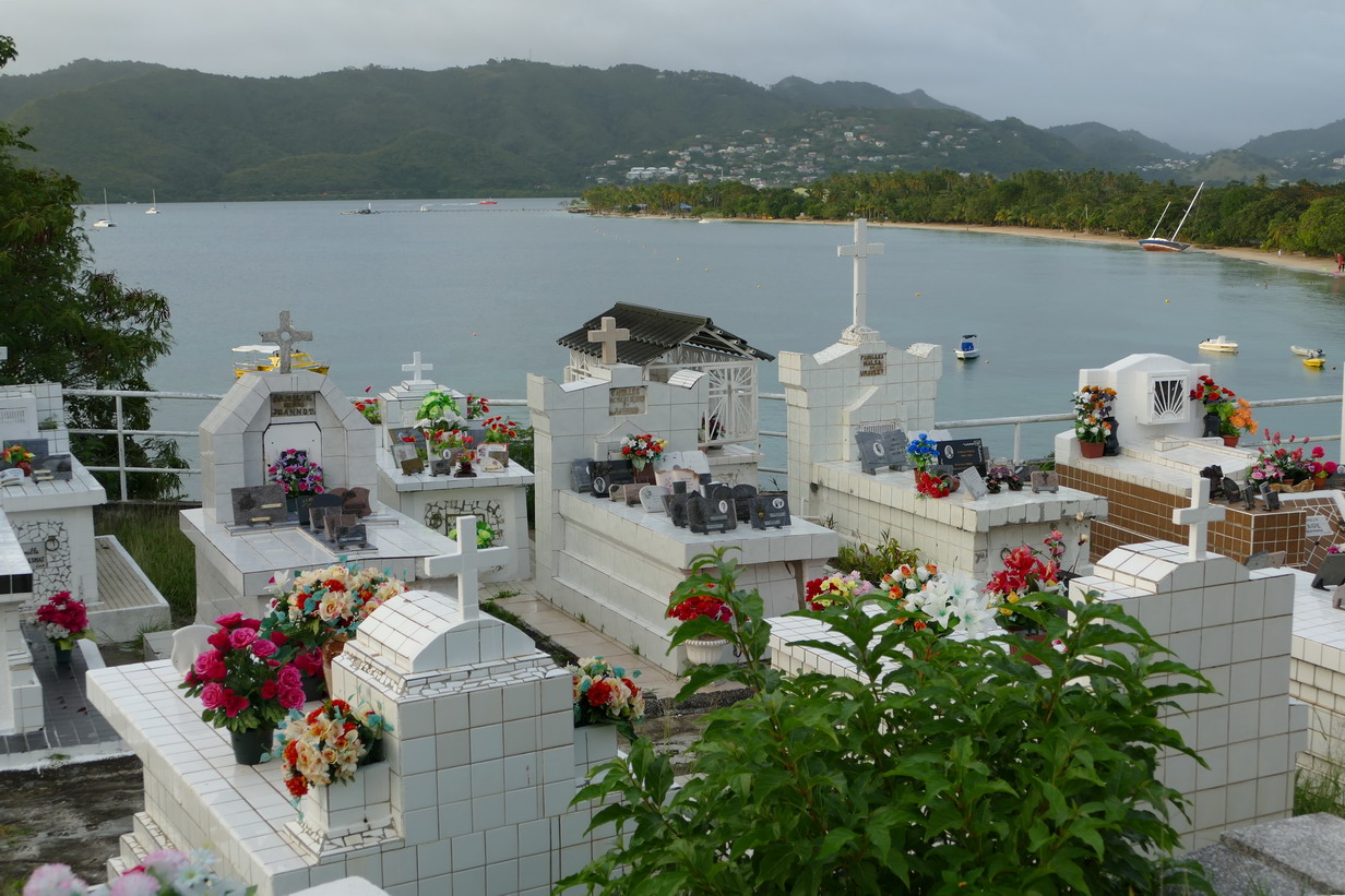 21. La Martinique, Ste Anne, cimetière en bord de mer pour distraire les pensionnaires