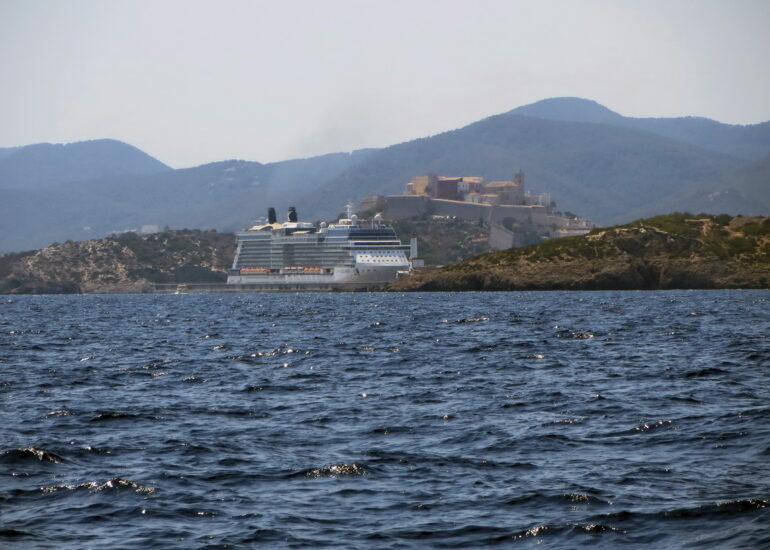 20. Le même que plus haut devant la citadelle d'Ibiza