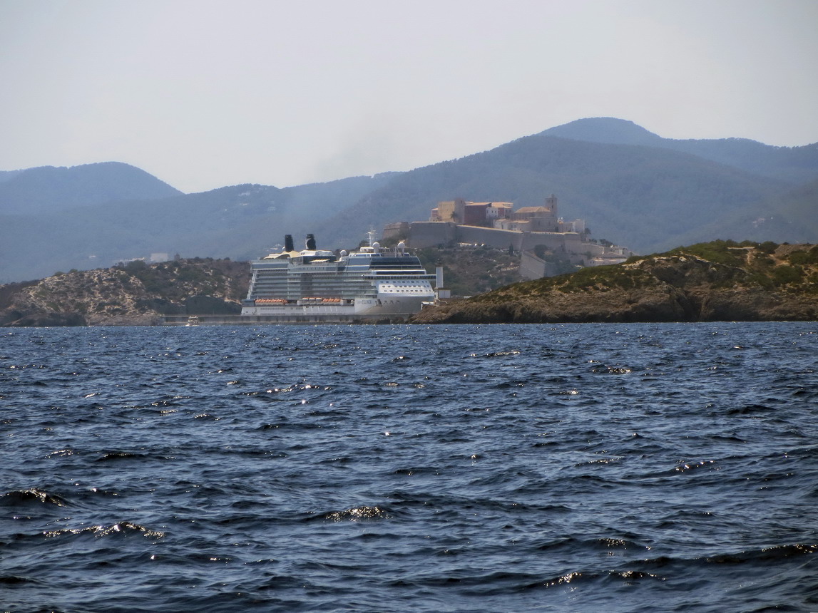 20. Le même que plus haut devant la citadelle d'Ibiza