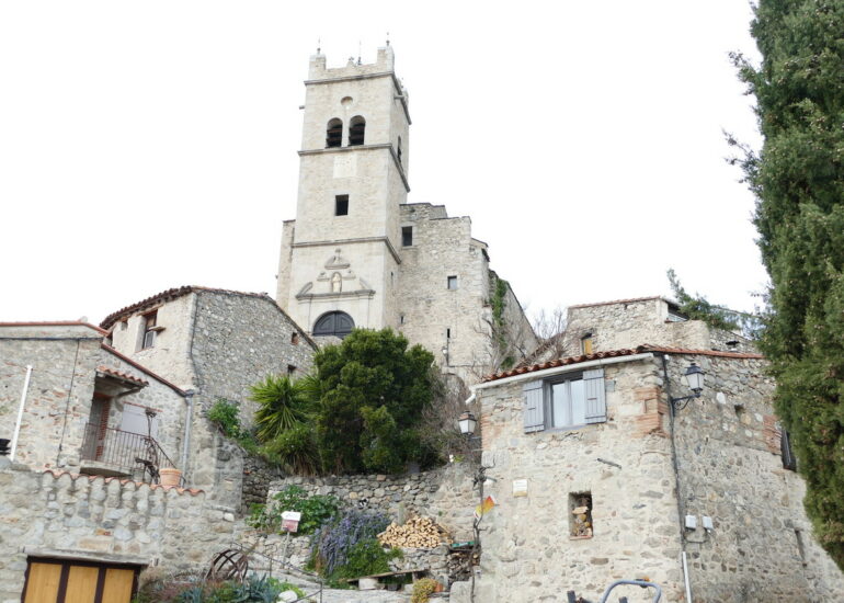 21. Le village fortifié de Eus, l'église St Vincent