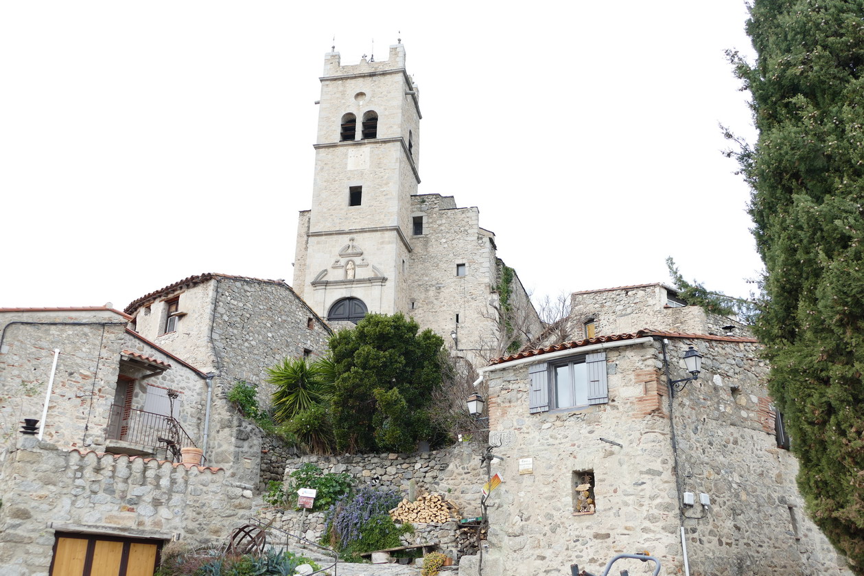 21. Le village fortifié de Eus, l'église St Vincent