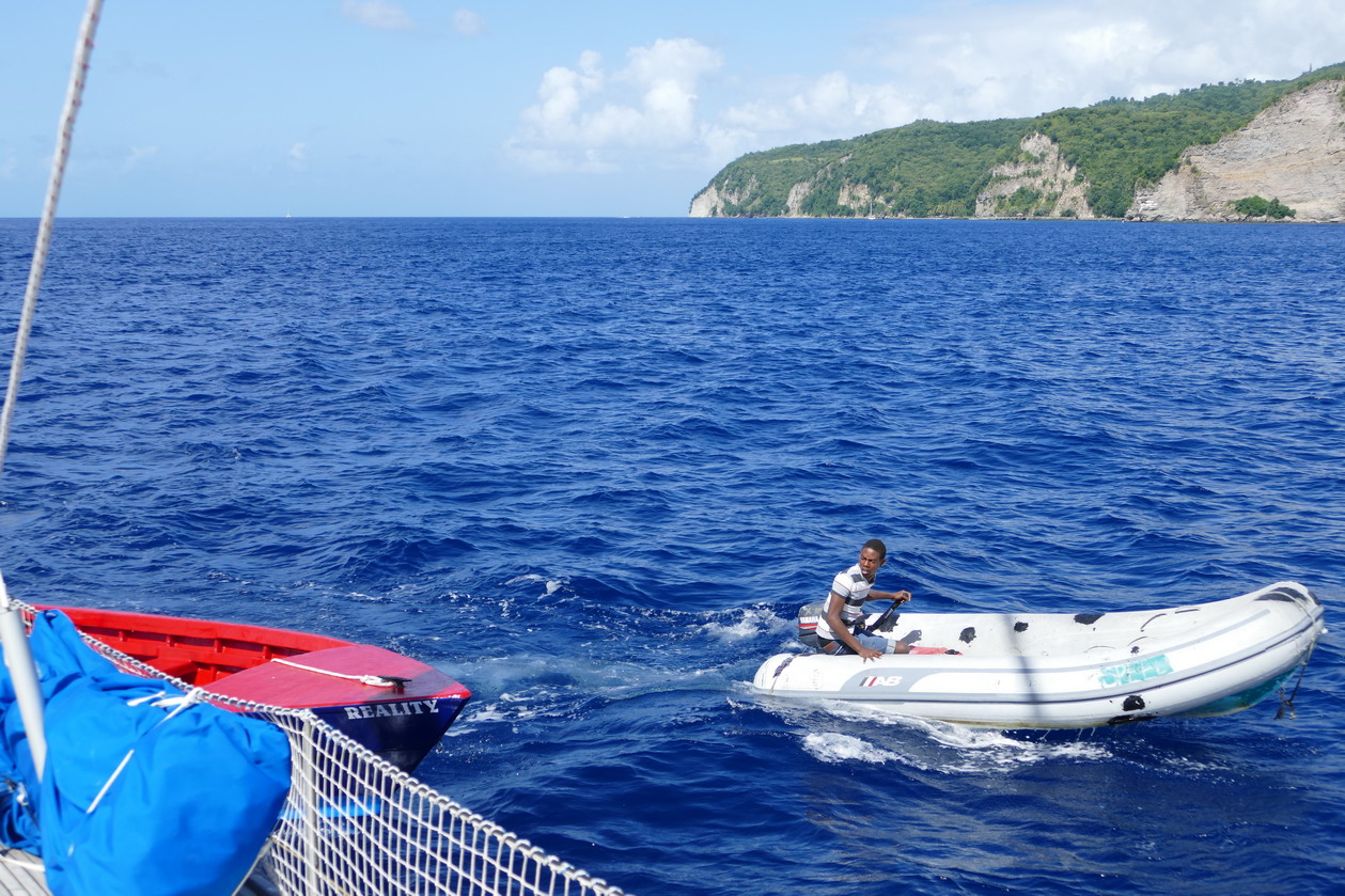 21. Les boat boys viennent chercher leurs clients très loin au large et ça donne parfois lieu à des explications houleuses...