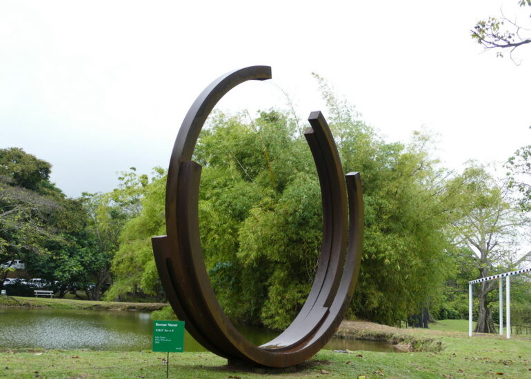21. L'habitation Clément ; 218.5° Arc x 4, sculpture de Bernar Venet