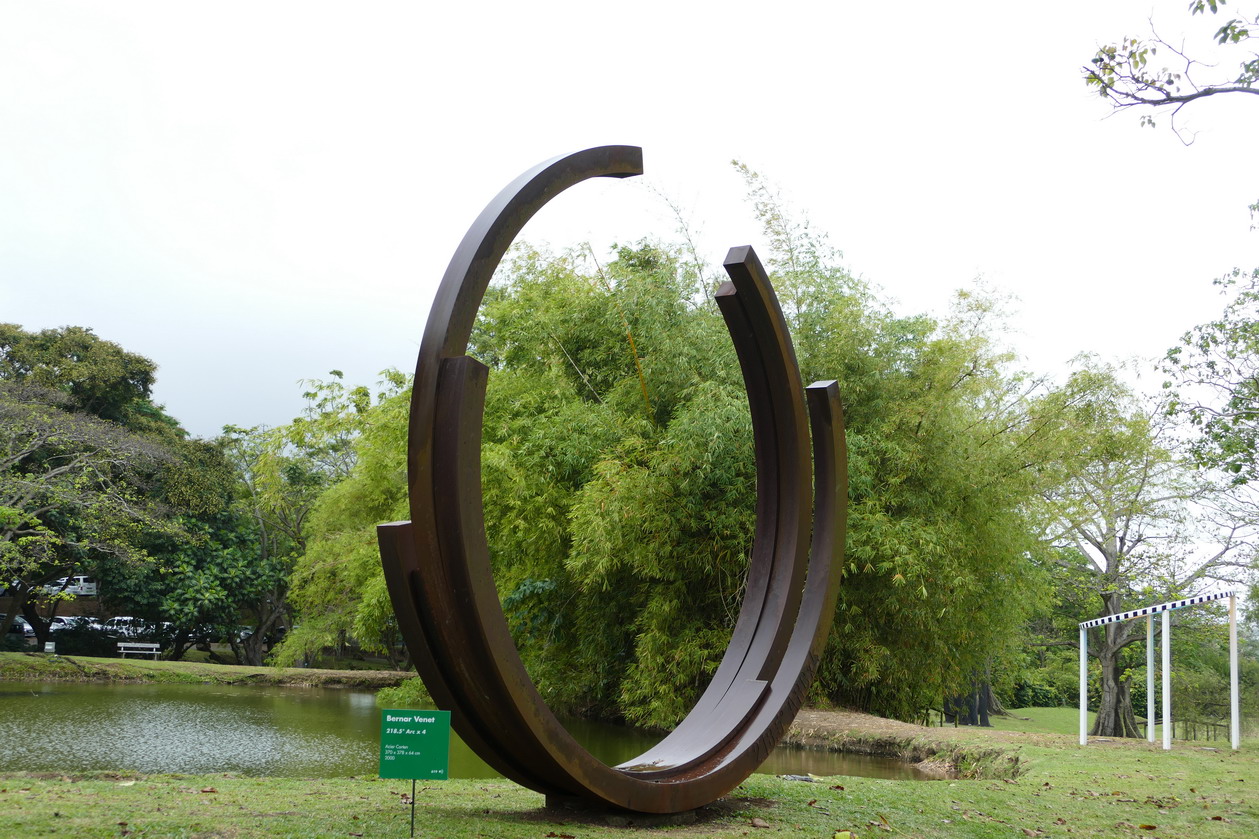 21. L'habitation Clément ; 218.5° Arc x 4, sculpture de Bernar Venet