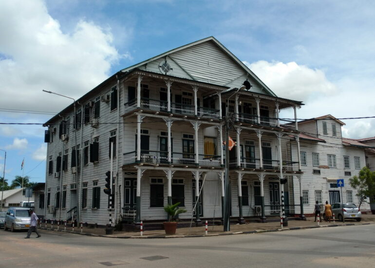 21. Paramaribo, dernières formalités à la Police militaire