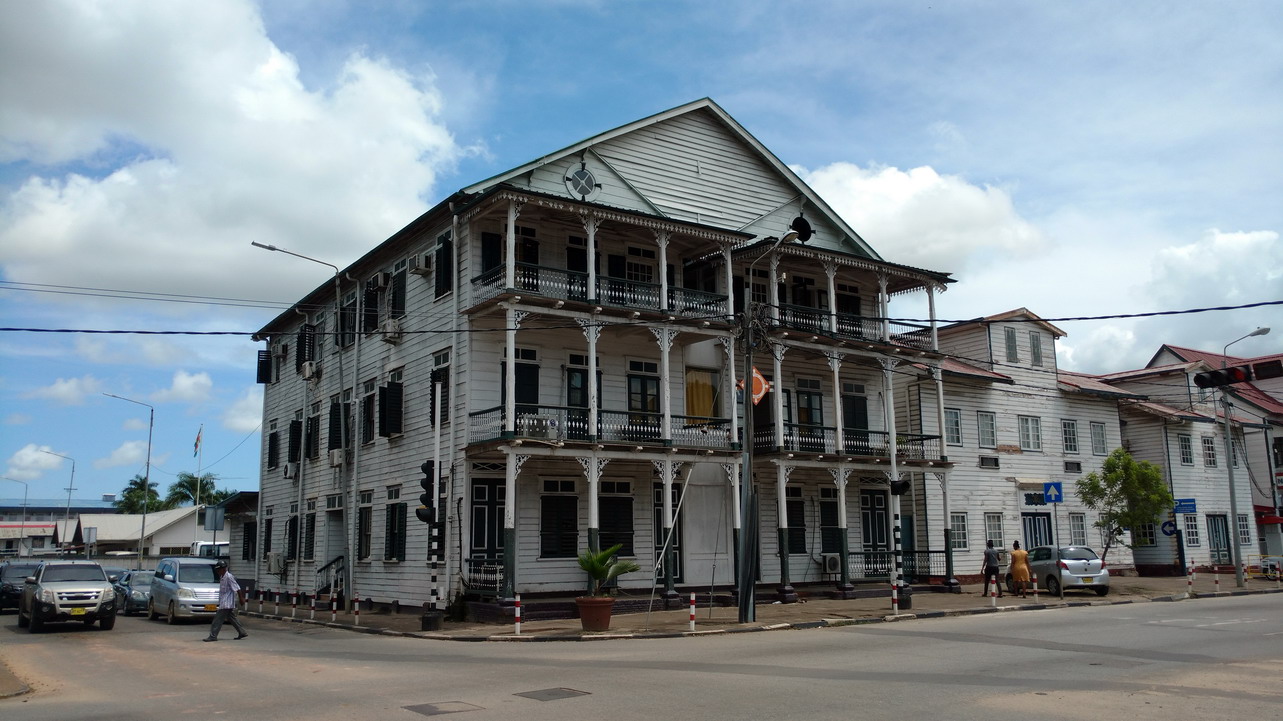 21. Paramaribo, dernières formalités à la Police militaire