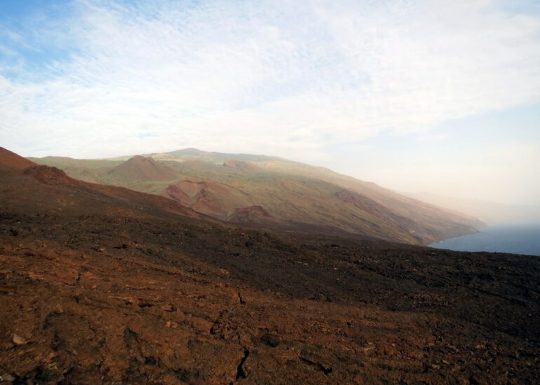 21. Terre volcanique descendant dans l’océan