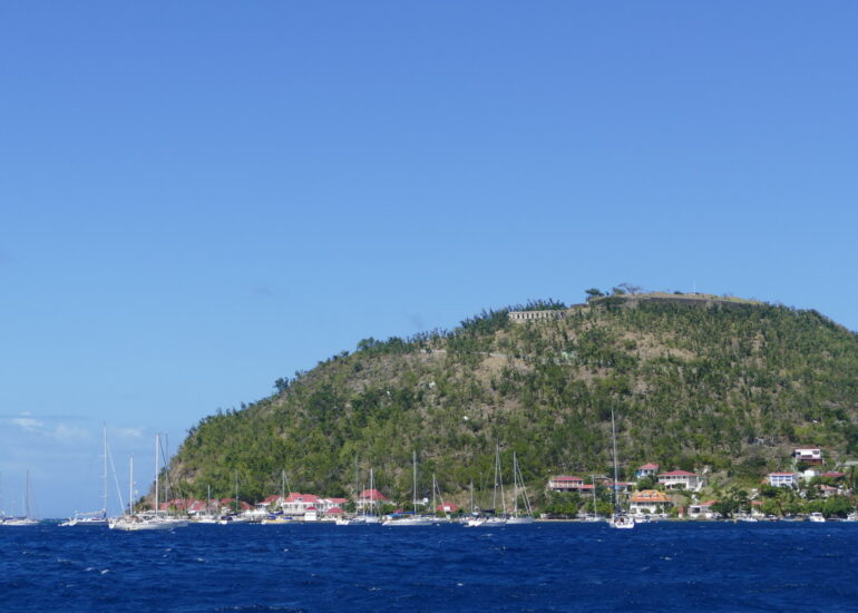 22. L'archipel des Saintes ; la colline du fort Napoléon