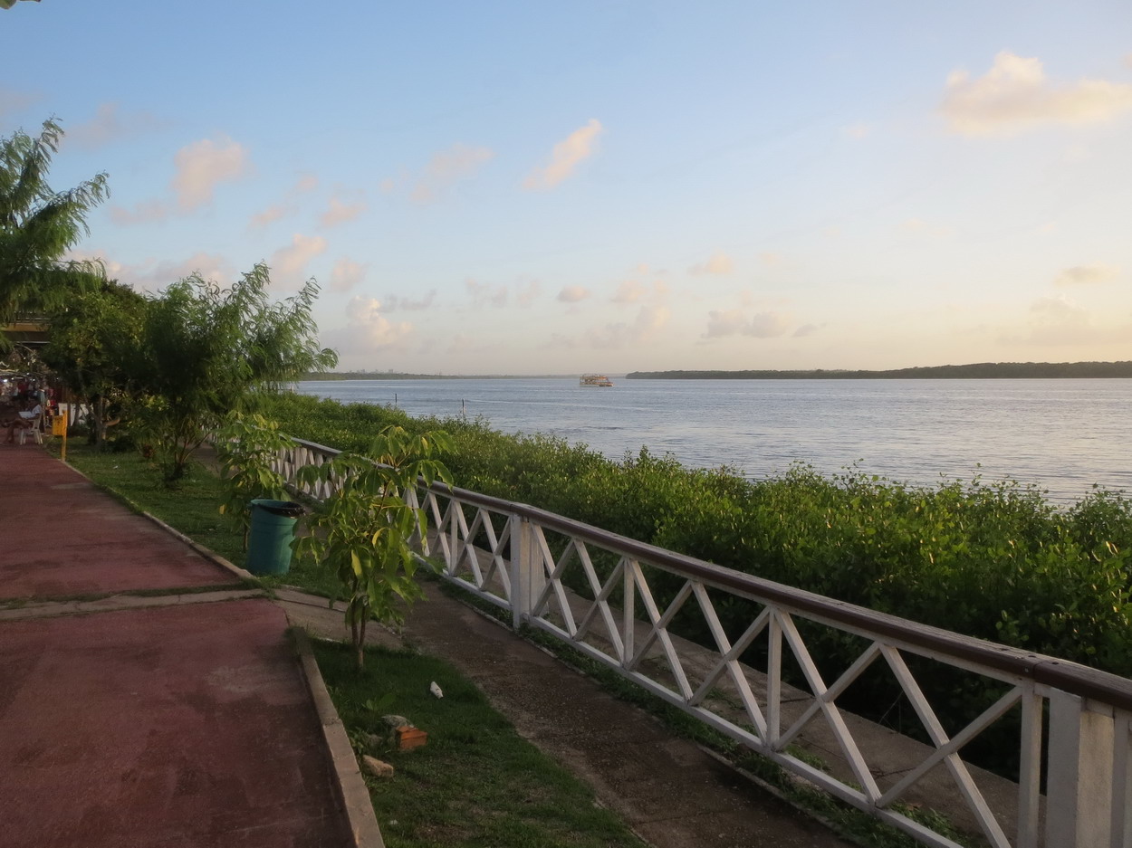 22. Le Paraiba du côté amont, les tours de Joao Pessoa apparaissent dans au loin