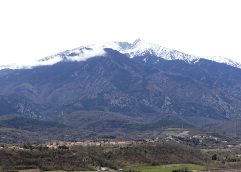 22. Le pic du Canigou vu du village fortifié de Eus