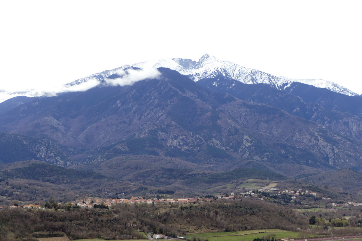 22. Le pic du Canigou vu du village fortifié de Eus