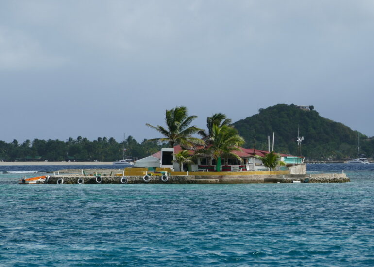 22. Notre Happy bar bâti sur un rocher corallien, tout près de nous, devant la Palm island