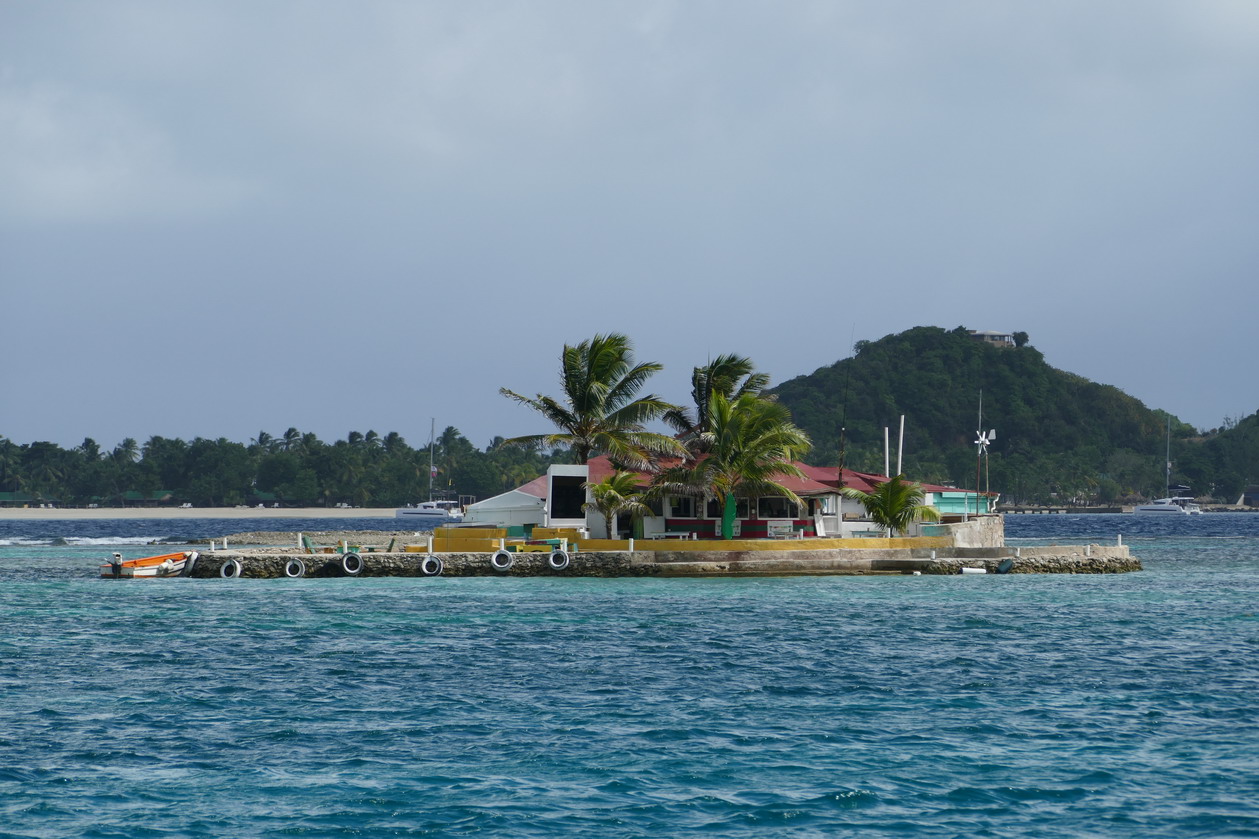 22. Notre Happy bar bâti sur un rocher corallien, tout près de nous, devant la Palm island