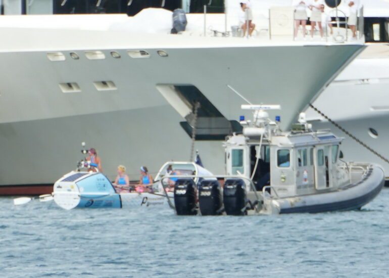 23. Antigua, English harbour, Atlantic challenge, arrivée d'un équipage de filles