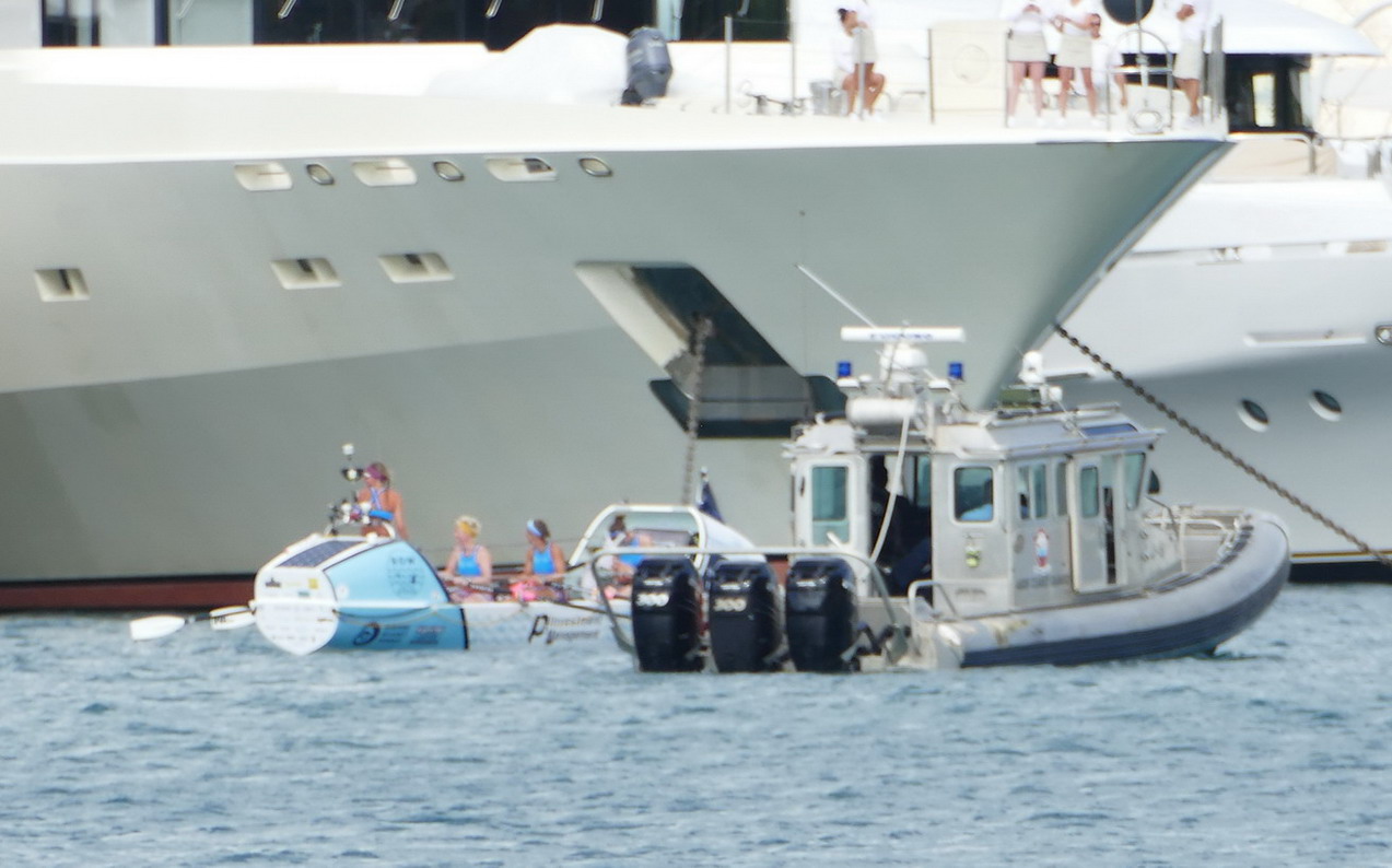 23. Antigua, English harbour, Atlantic challenge, arrivée d'un équipage de filles