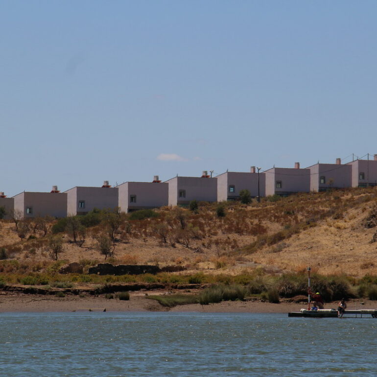 23. Remontée du Guadiana, rive portugaise, pas terrible ces logements !