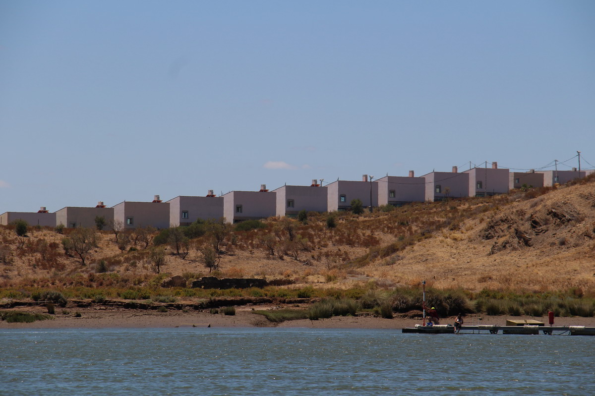 23. Remontée du Guadiana, rive portugaise, pas terrible ces logements !