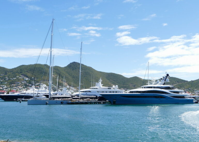23. Sint Maarten, Simpson bay lagoon, les grands yachts y ont leur place