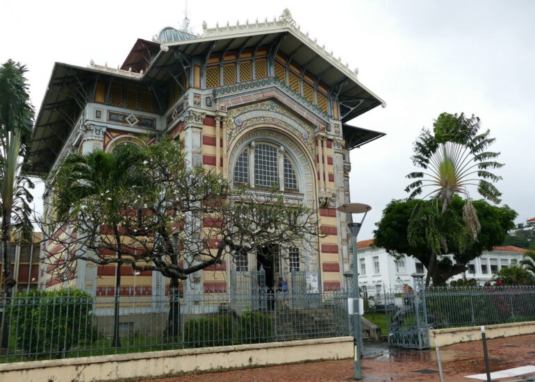 24. Fort-de-France ; la bibliothèque Schoelcher