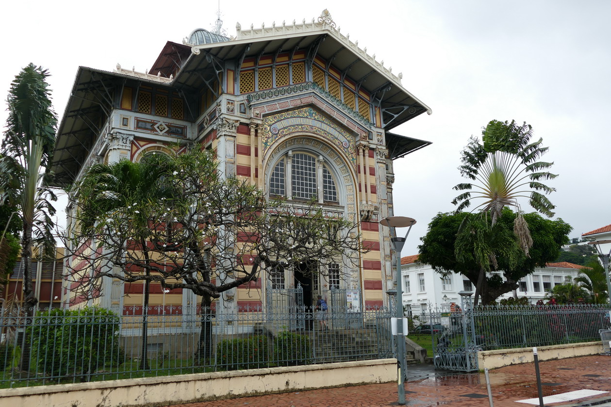 24. Fort-de-France ; la bibliothèque Schoelcher