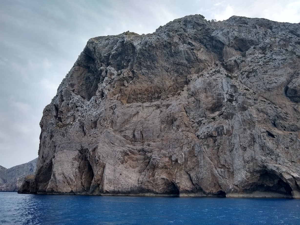 24. La côte NW, cabo de Catalunya