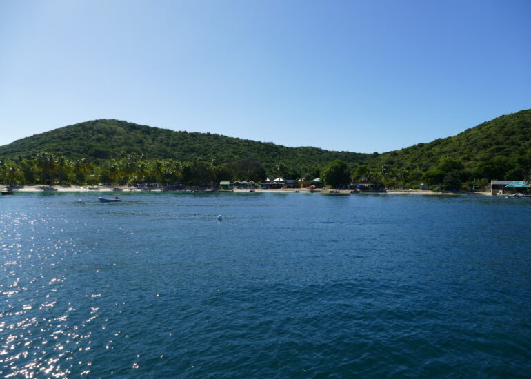 24. Mayreau, Salt whistle bay ; le matin suivant, la baie est vide