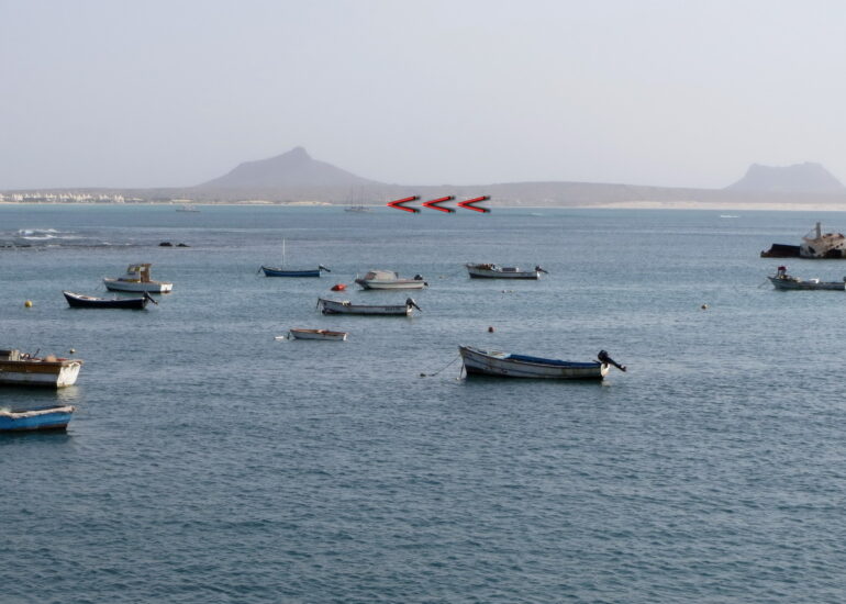 24. Petit mouillage devant le village, Mindelo est tout au fond