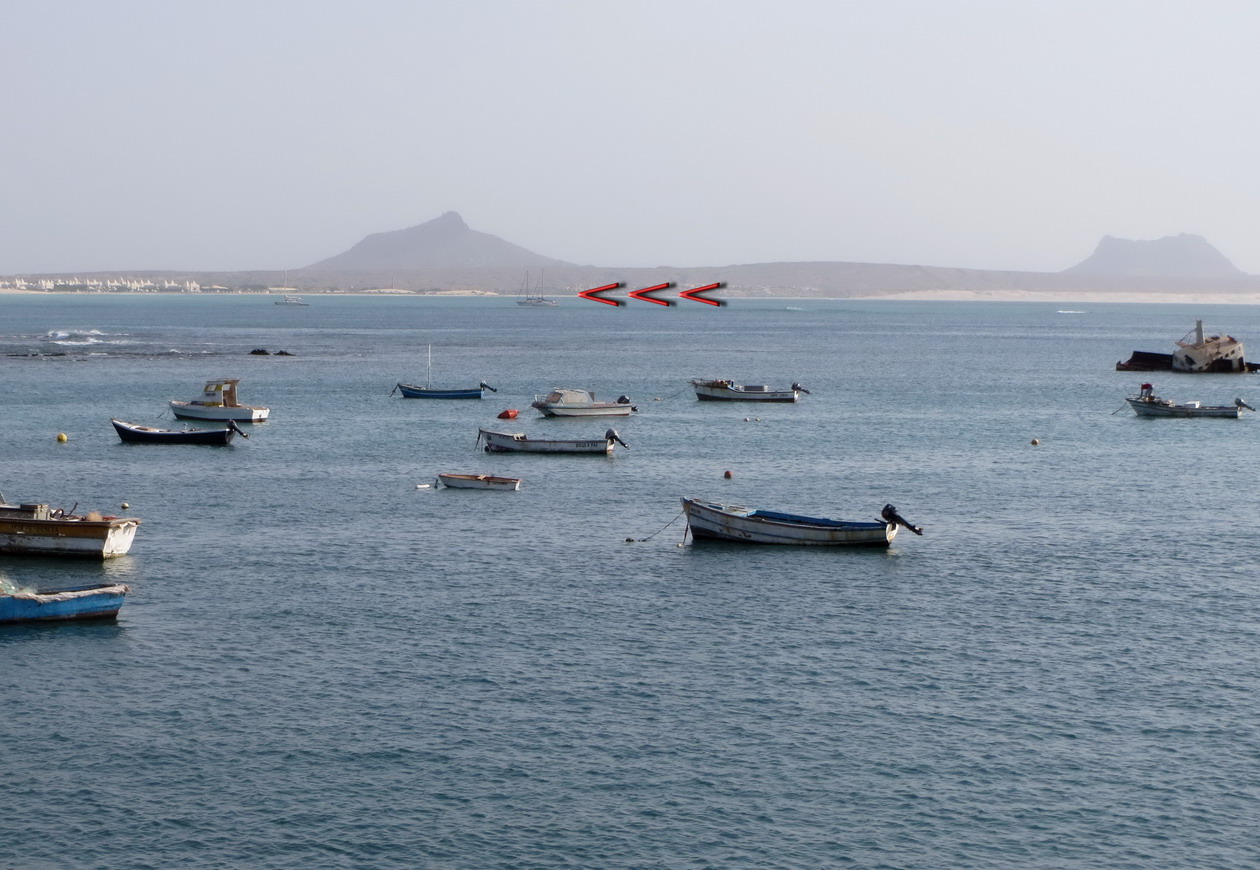 24. Petit mouillage devant le village, Mindelo est tout au fond