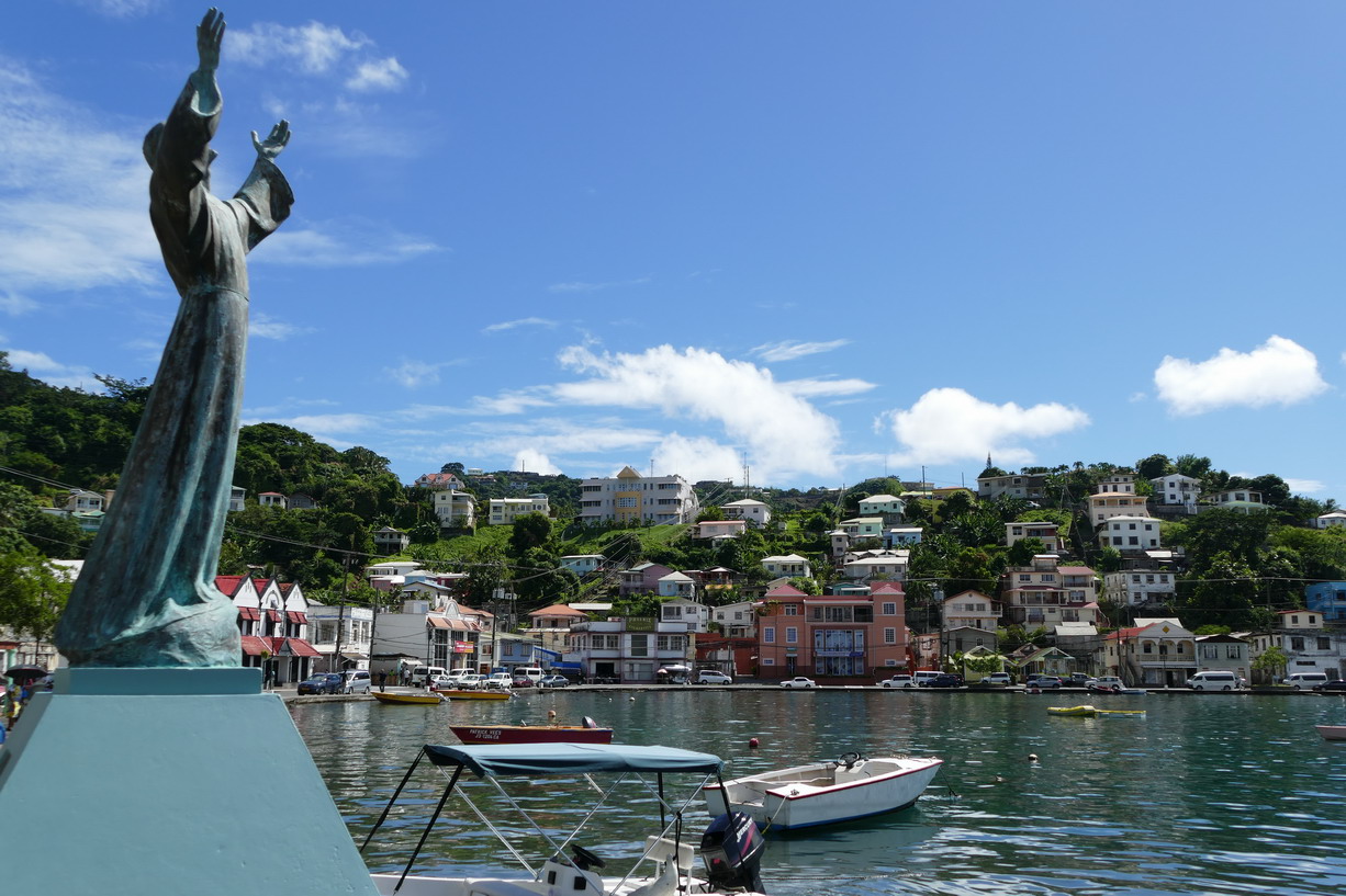 24. St George's harbour, the Christ of the Abysses, en souvenir de l'incendie qui a détruit le Bianca C