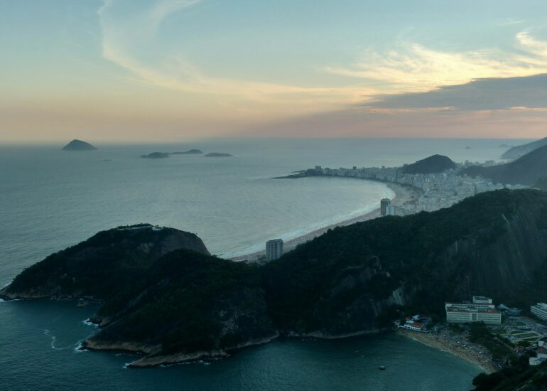 24. Du Pain de sucre vue des plages de Leme et de Copacabana