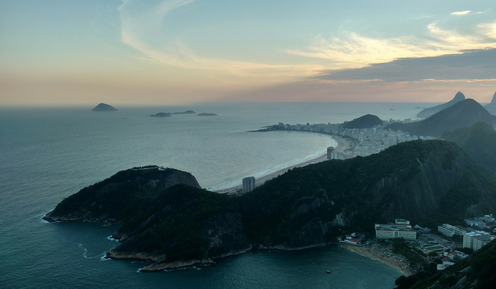 24. Du Pain de sucre vue des plages de Leme et de Copacabana