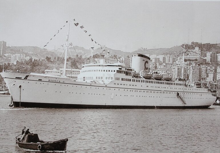 25. Le Bianca C, paquebot construit en France, ravagé par un incendie en 1961 dans le port de Grenade et coulé au large