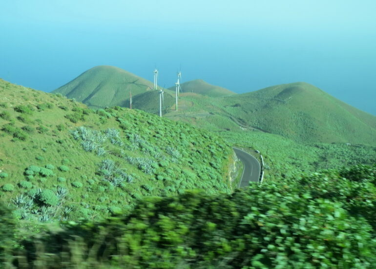 25. Le parc hydro-éolien vu du bus