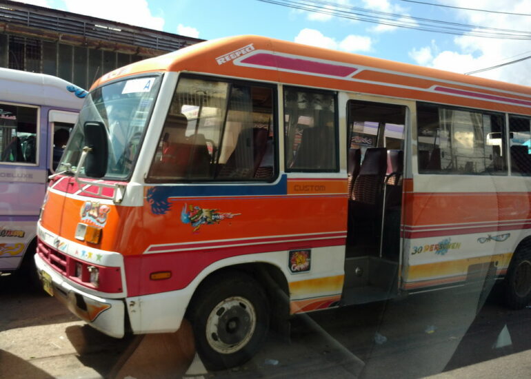25. Paramaribo, les petits bus Isuzu (chinois)