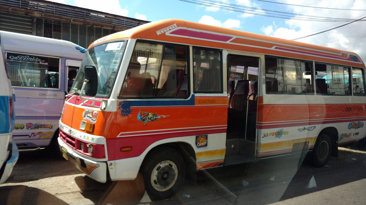 25. Paramaribo, les petits bus Isuzu (chinois)