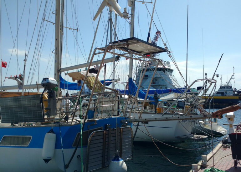 25. Peake marina ; les vagues nous obligent à placer la passerelle très haut ; ensuite, il faut se débrouiller pour monter à bord