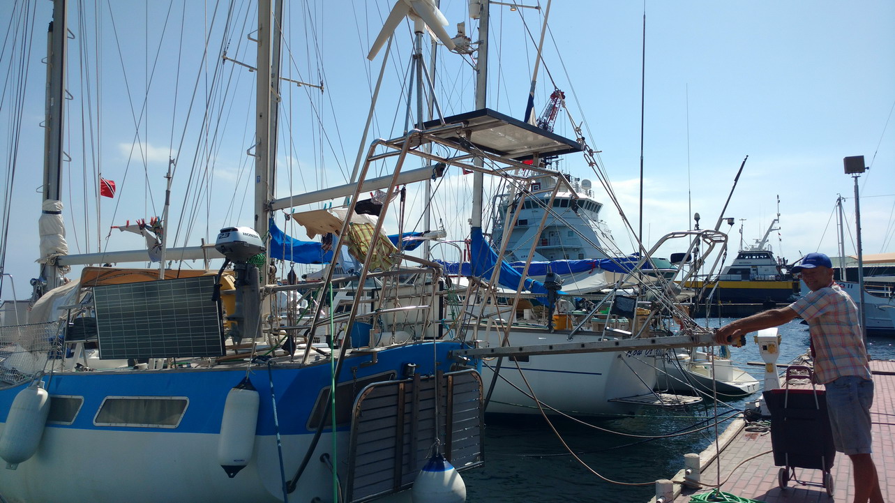 25. Peake marina ; les vagues nous obligent à placer la passerelle très haut ; ensuite, il faut se débrouiller pour monter à bord