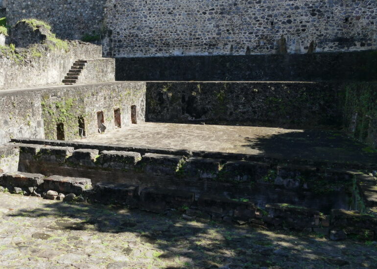 25. Saint-Pierre ; le théâtre détruit