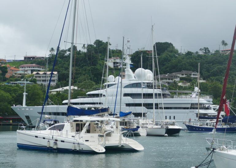 25. Ste Lucie, Marigot harbour, un superyacht se fait de la place