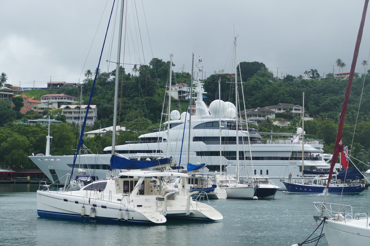 25. Ste Lucie, Marigot harbour, un superyacht se fait de la place