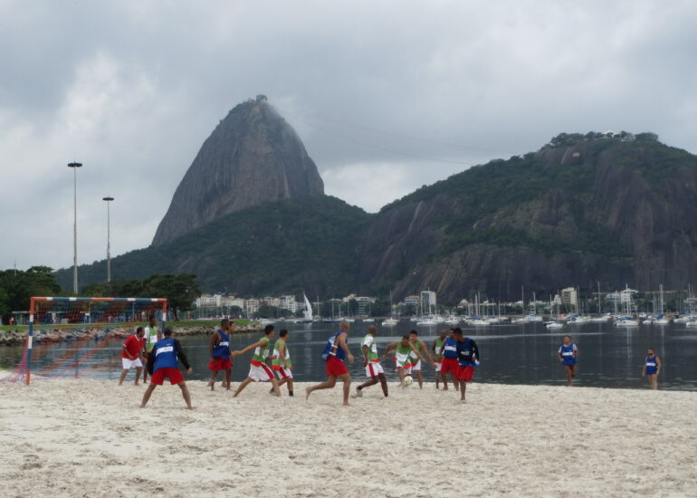 26. En bord de baie, foot sur plage