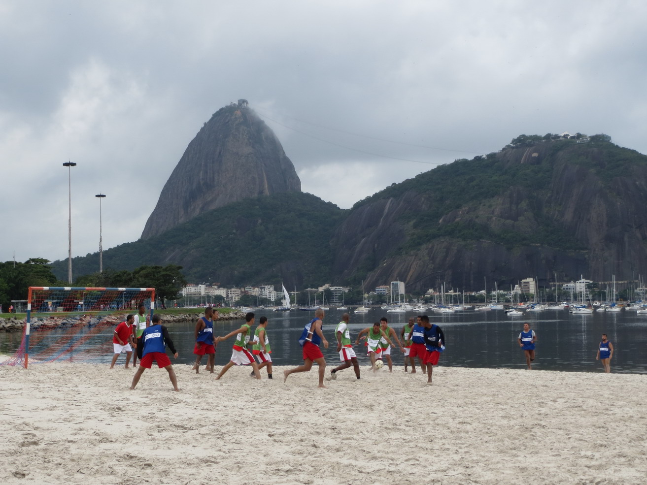 26. En bord de baie, foot sur plage