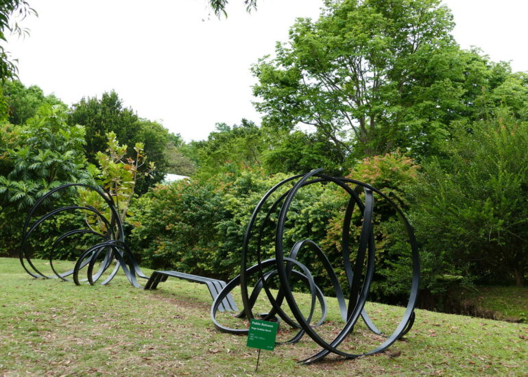 26. L'habitation Clément ; Huge sudeley bench, sculpture de Pablo Reinoso