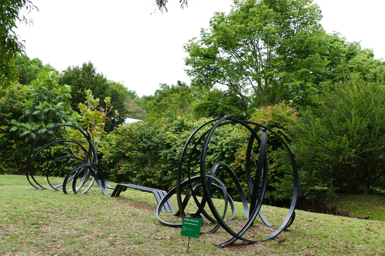 26. L'habitation Clément ; Huge sudeley bench, sculpture de Pablo Reinoso