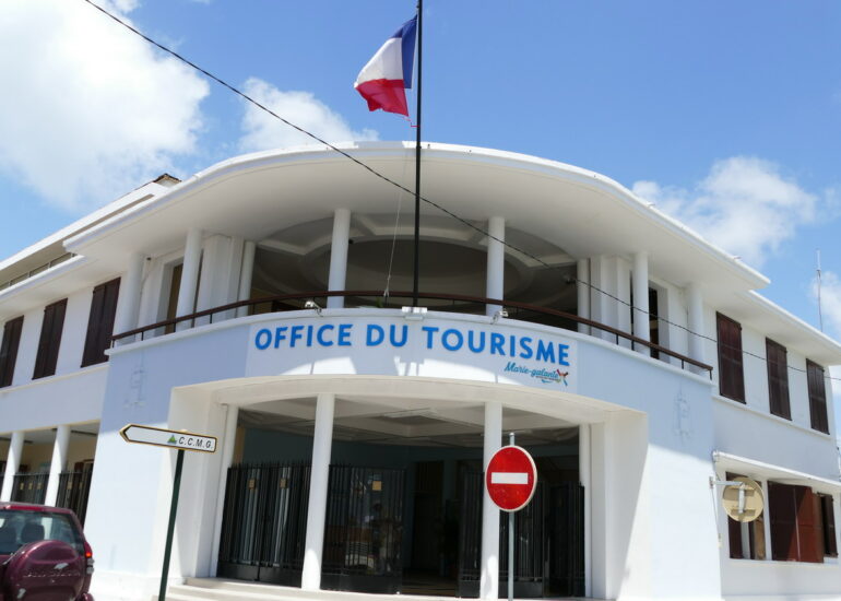 26. Marie-Galante ; Grand-Bourg, les bâtiments communaux donnent toujours dans la démesure