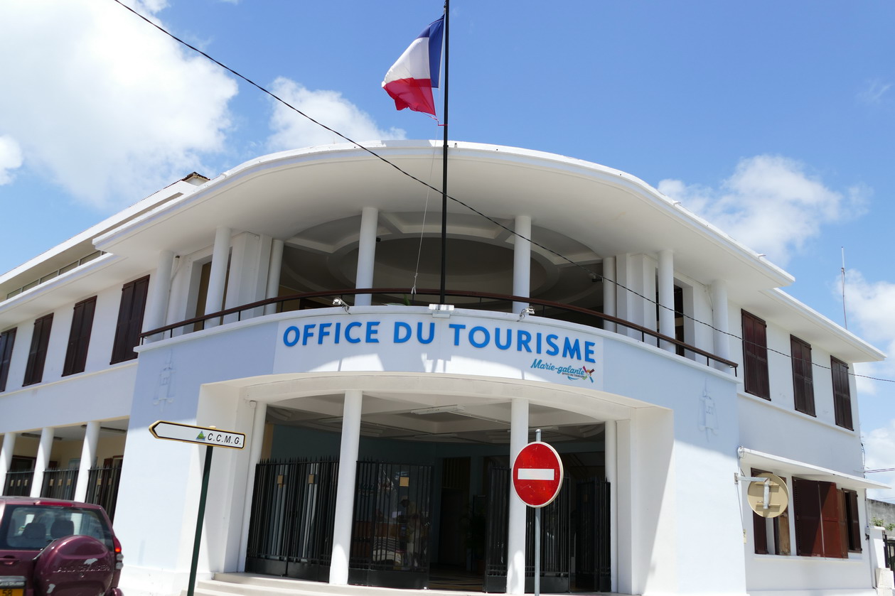 26. Marie-Galante ; Grand-Bourg, les bâtiments communaux donnent toujours dans la démesure